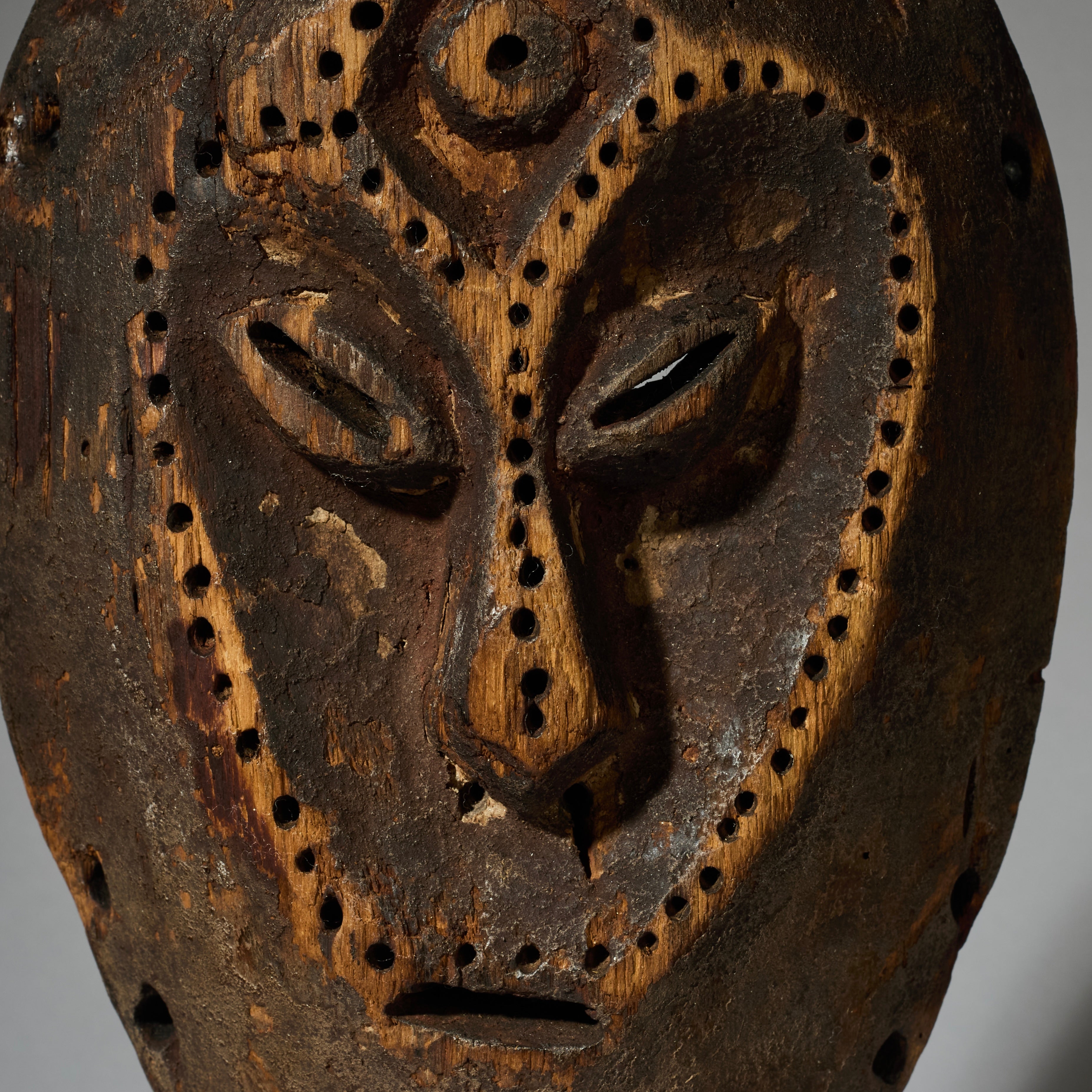 A UNUSUAL  IDIMU” KAOLIN ENCRUSTED LEGA TRIBE MASK ( No 4690 )