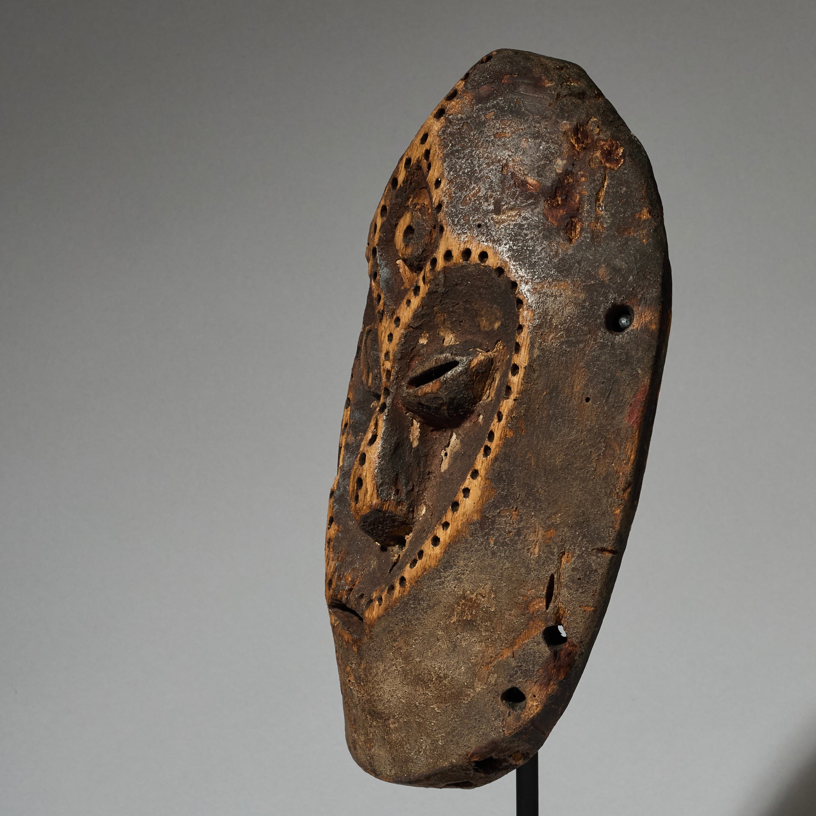 A UNUSUAL  IDIMU” KAOLIN ENCRUSTED LEGA TRIBE MASK ( No 4690 )