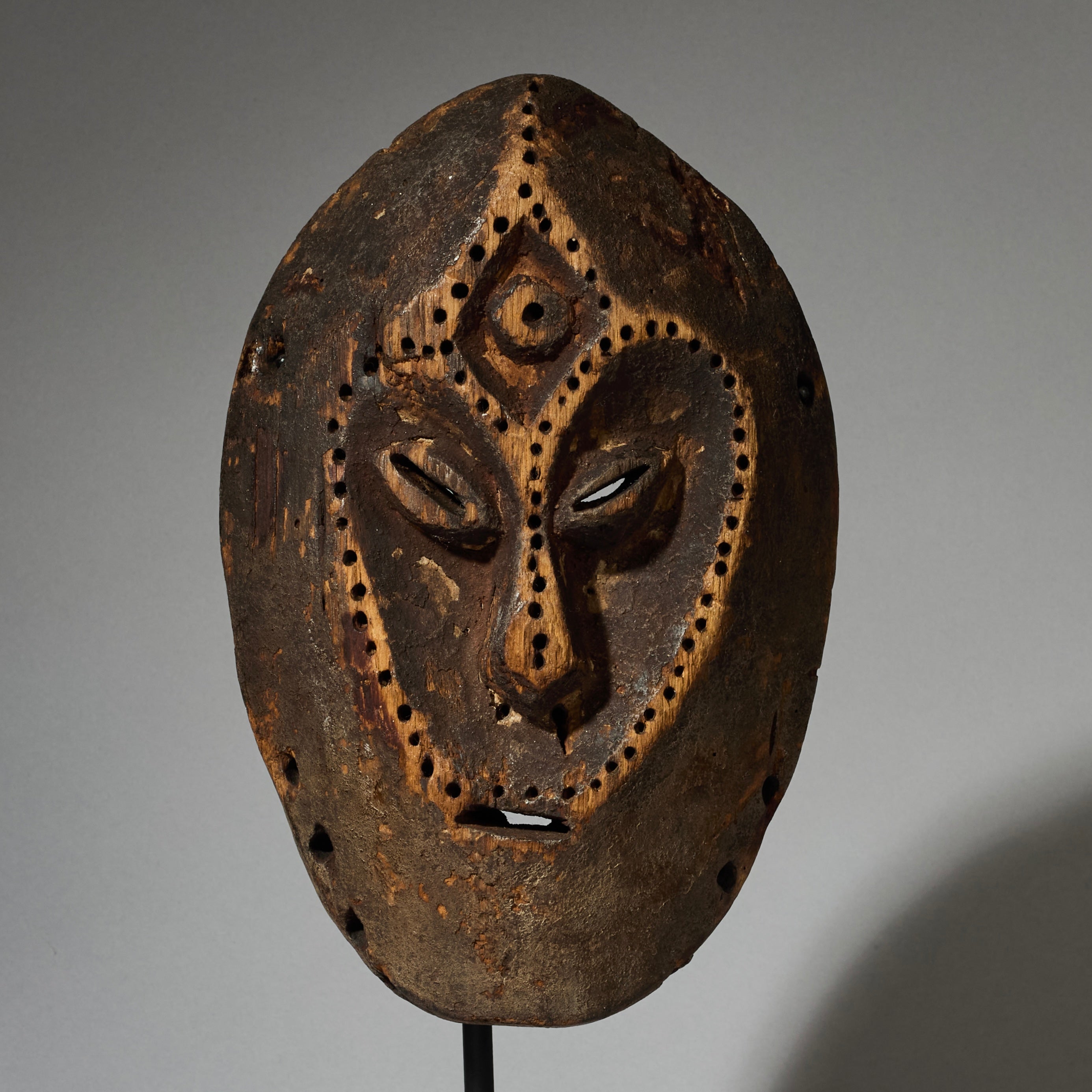 A UNUSUAL  IDIMU” KAOLIN ENCRUSTED LEGA TRIBE MASK ( No 4690 )