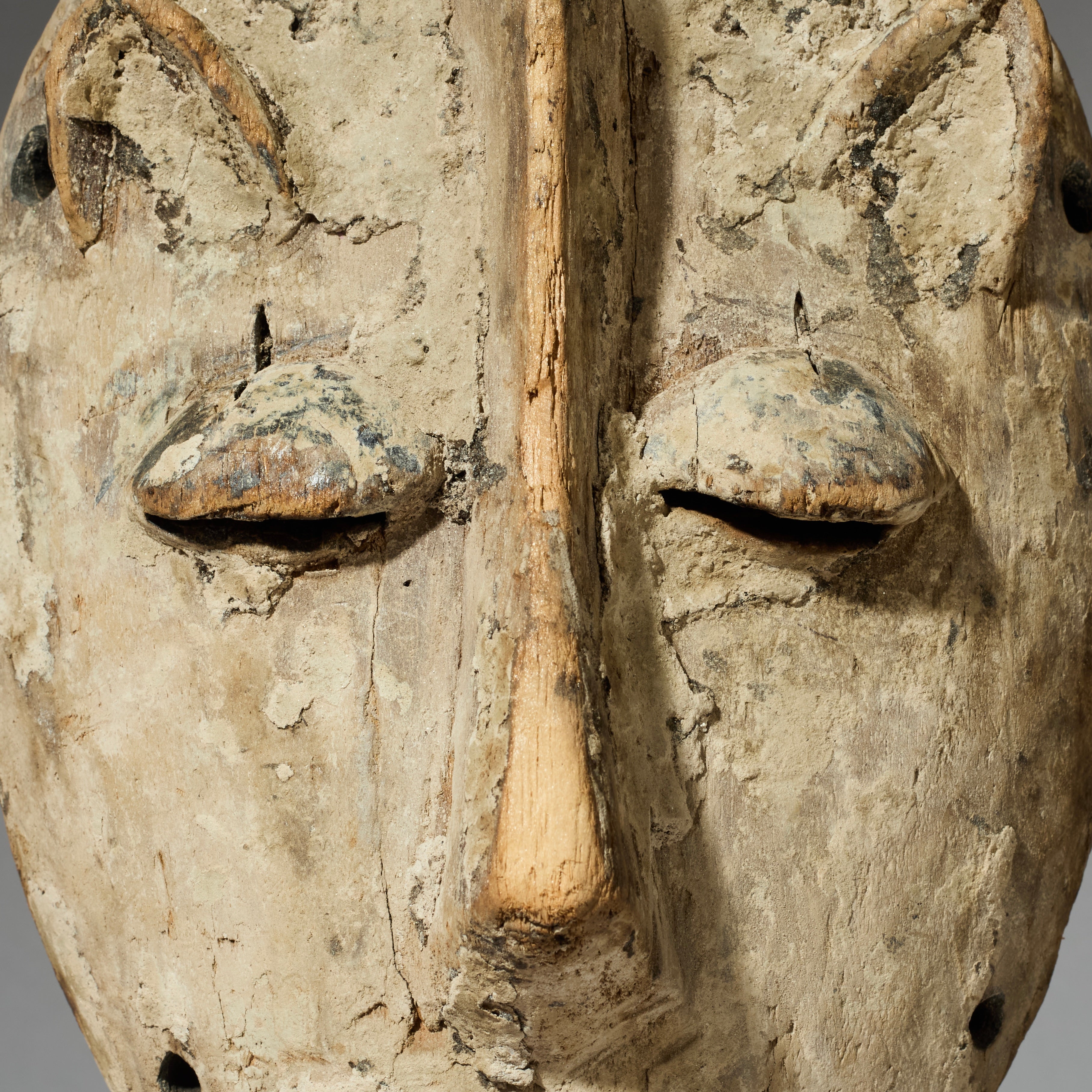 A POWERFUL WHITE PIGMENT MASK LEGA TRIBE, CONGO ( No 4718 )