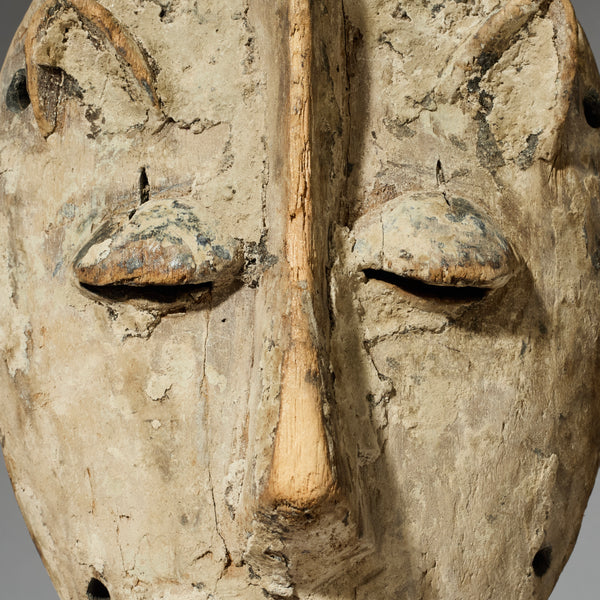 A POWERFUL WHITE PIGMENT MASK LEGA TRIBE, CONGO ( No 4718 )