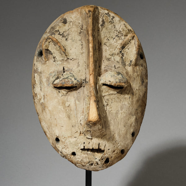 A POWERFUL WHITE PIGMENT MASK LEGA TRIBE, CONGO ( No 4718 )