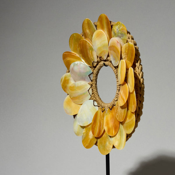 A PEARLESCENT SMALL BROWN SHELL  NECKLACE  FROM PAPUA NEW GUINEA( No 4698 )