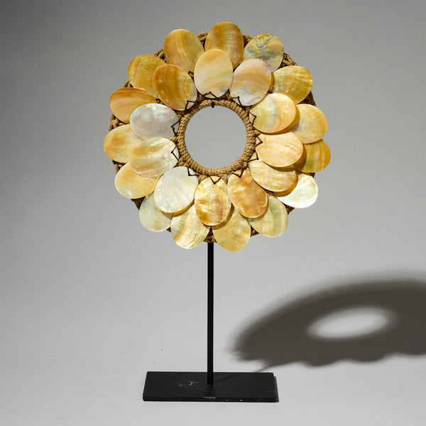 A PEARLESCENT SMALL BROWN SHELL  NECKLACE  FROM PAPUA NEW GUINEA( No 4698 )