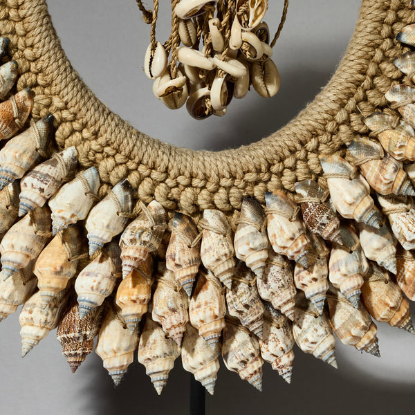 AN EARTHY TONED SHELL NECKLACE FROM PAPUA NEW GUINEA( No 4697 )