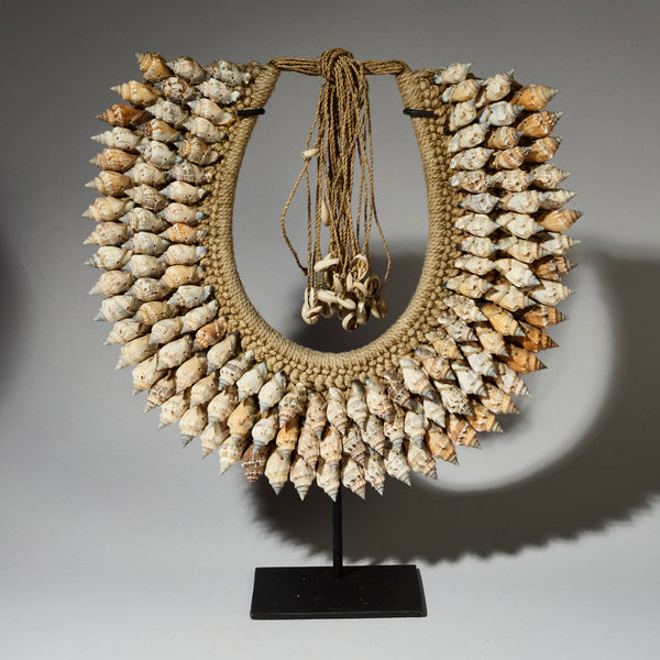 AN EARTHY TONED SHELL NECKLACE FROM PAPUA NEW GUINEA( No 4697 )
