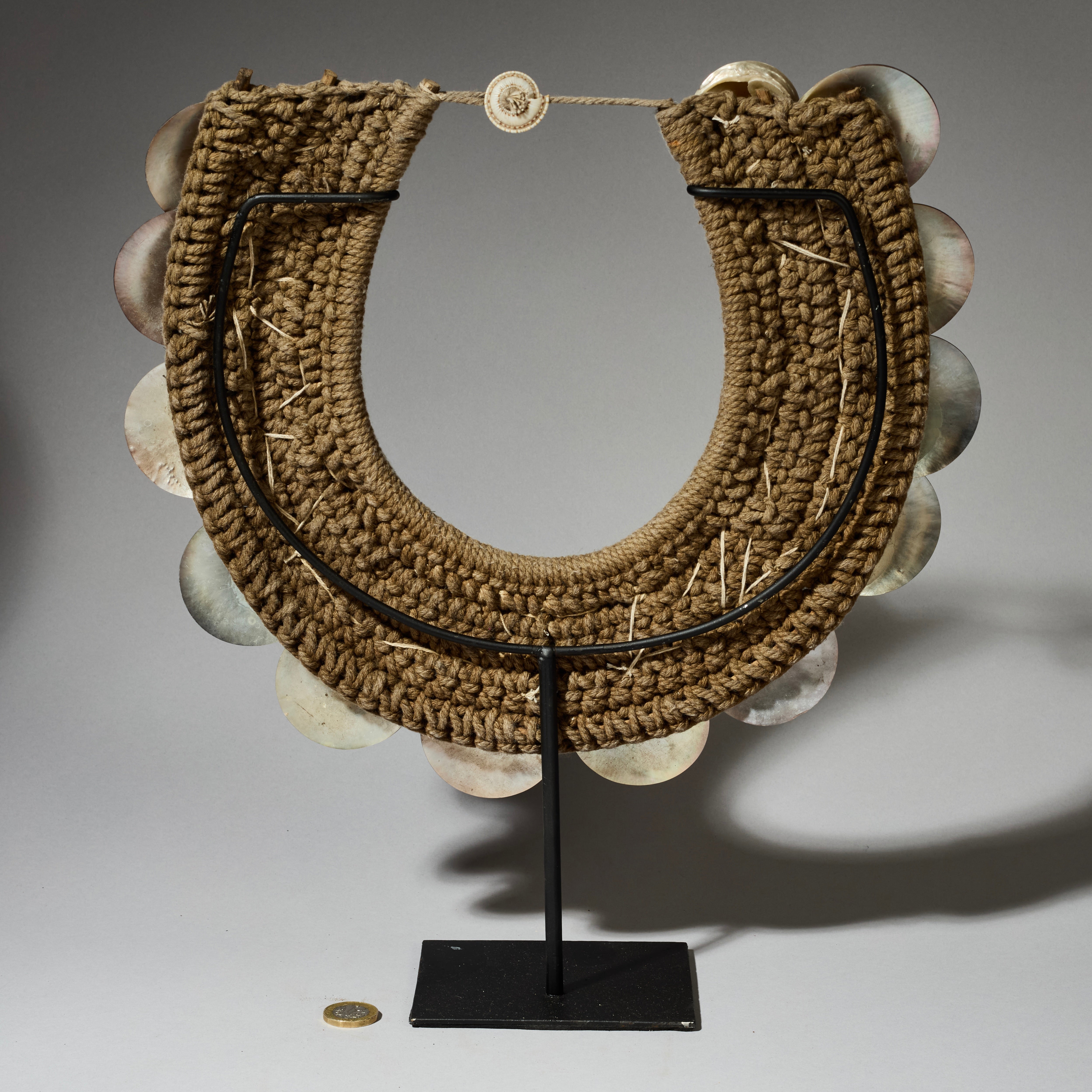 A PEARLESCENT SHELL NECKLACE FROM PAPUA NEW GUINEA( No 4699 )