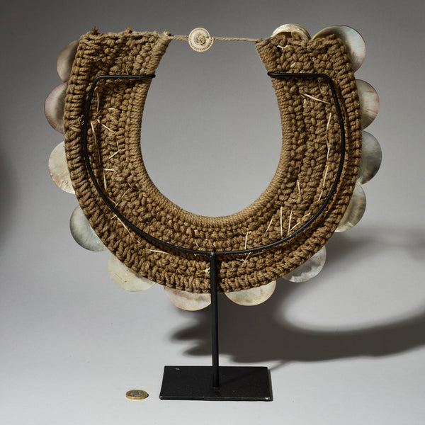 A PEARLESCENT SHELL NECKLACE FROM PAPUA NEW GUINEA( No 4699 )
