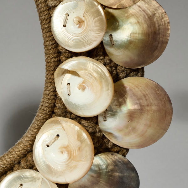 A PEARLESCENT SHELL NECKLACE FROM PAPUA NEW GUINEA( No 4699 )