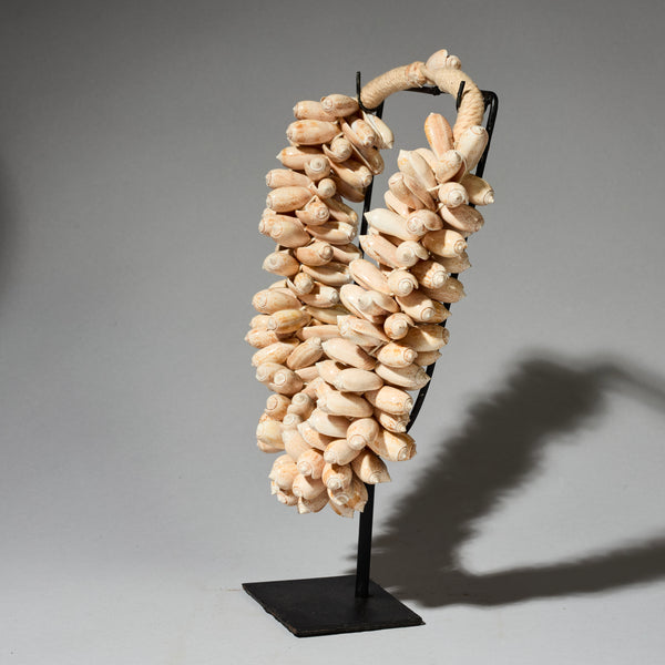 A CLUSTERED PEACH SHELL NECKLACE FROM PAPUA NEW GUINEA ( No 4683 )