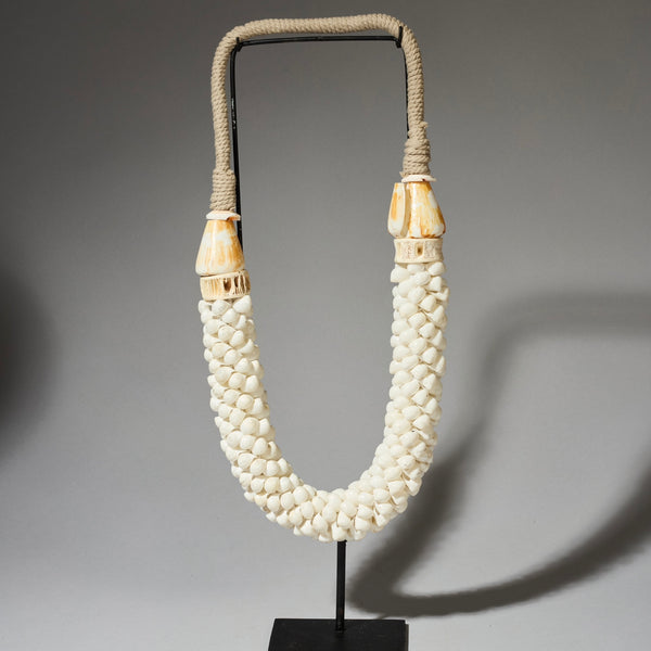 A LARGE CLUSTERED SHELL NECKLACE FROM PAPUA NEW GUINEA ( No 4682 )