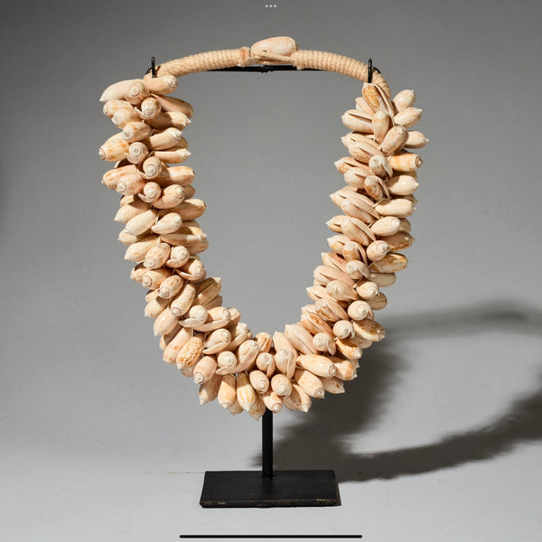 A CLUSTERED PEACH SHELL NECKLACE FROM PAPUA NEW GUINEA ( No 4683 )
