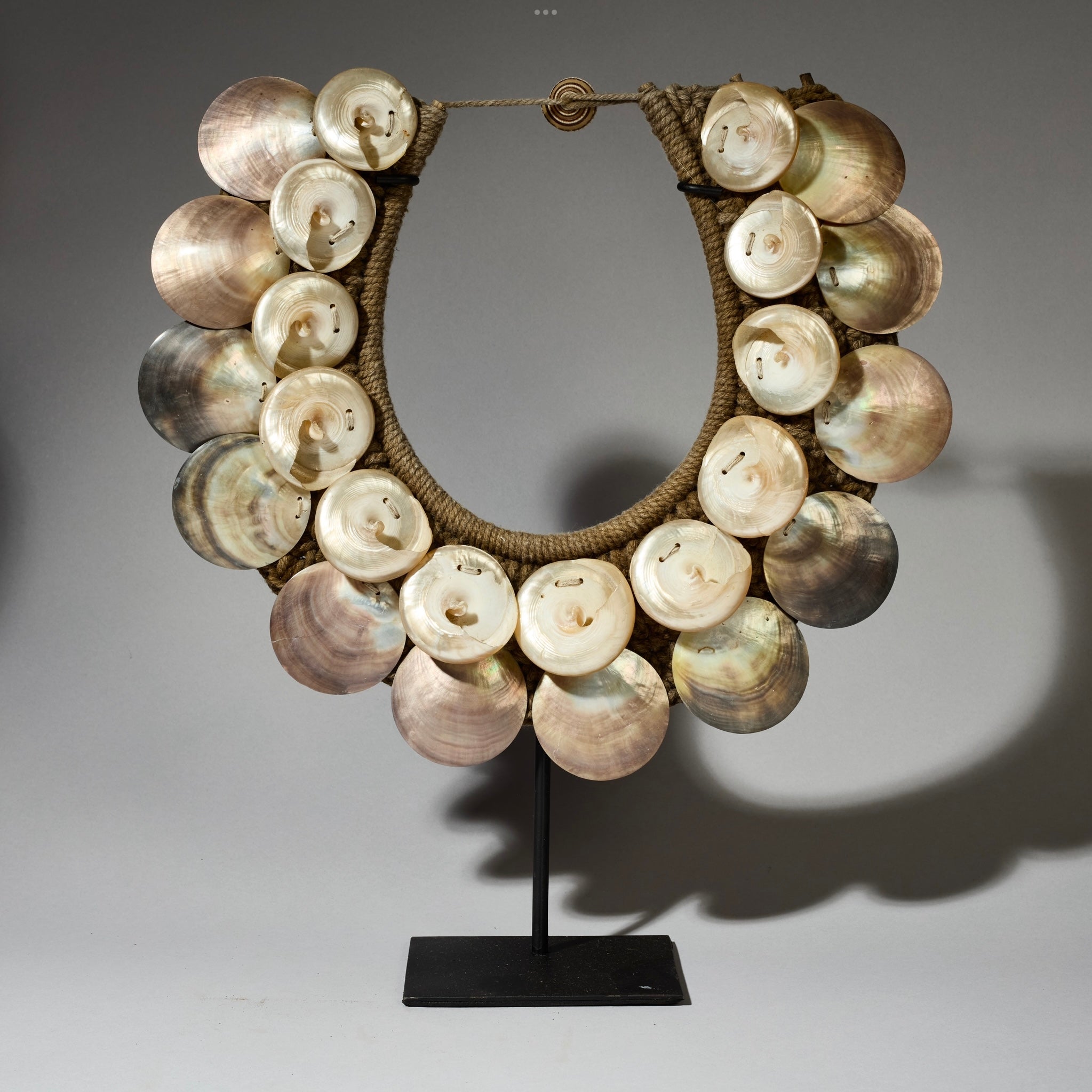A PEARLESCENT SHELL NECKLACE FROM PAPUA NEW GUINEA( No 4699 )
