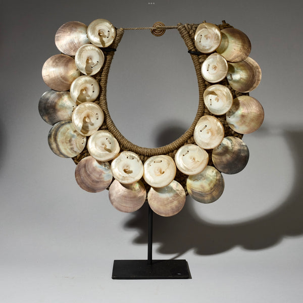 A PEARLESCENT SHELL NECKLACE FROM PAPUA NEW GUINEA( No 4699 )