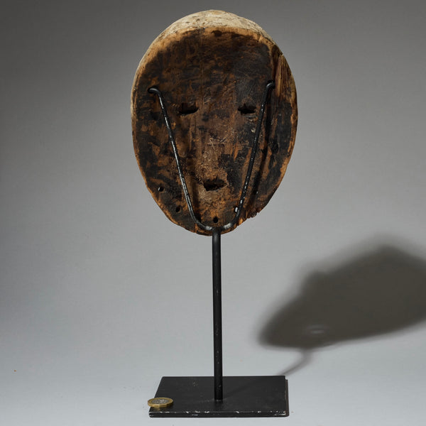 A POWERFUL WHITE PIGMENT MASK LEGA TRIBE, CONGO ( No 4718 )