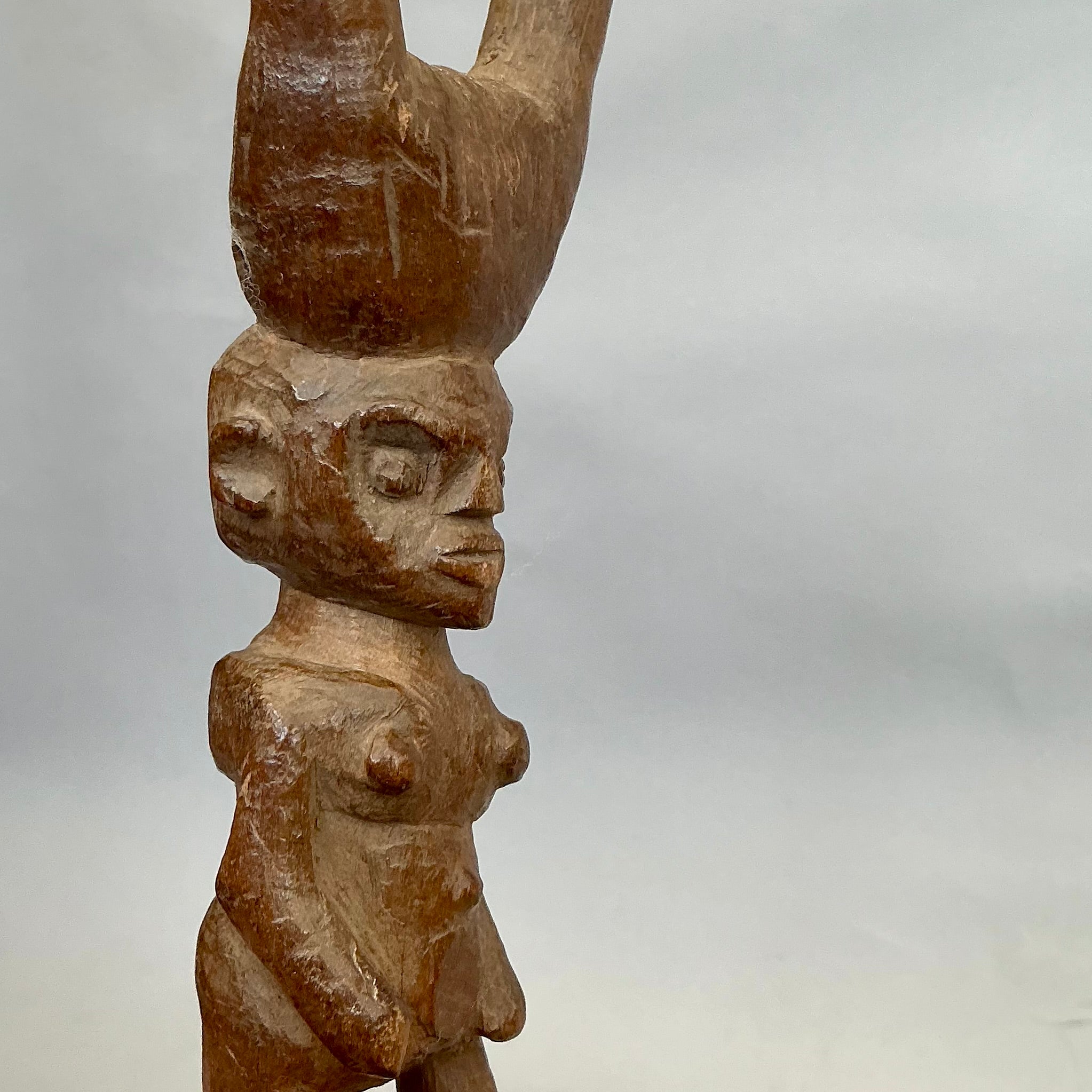 A LIKEABLE LOBI FIGURATIVE CATAPULT FROM THE IVORY COAST, W.AFRICA ( No 4705 )