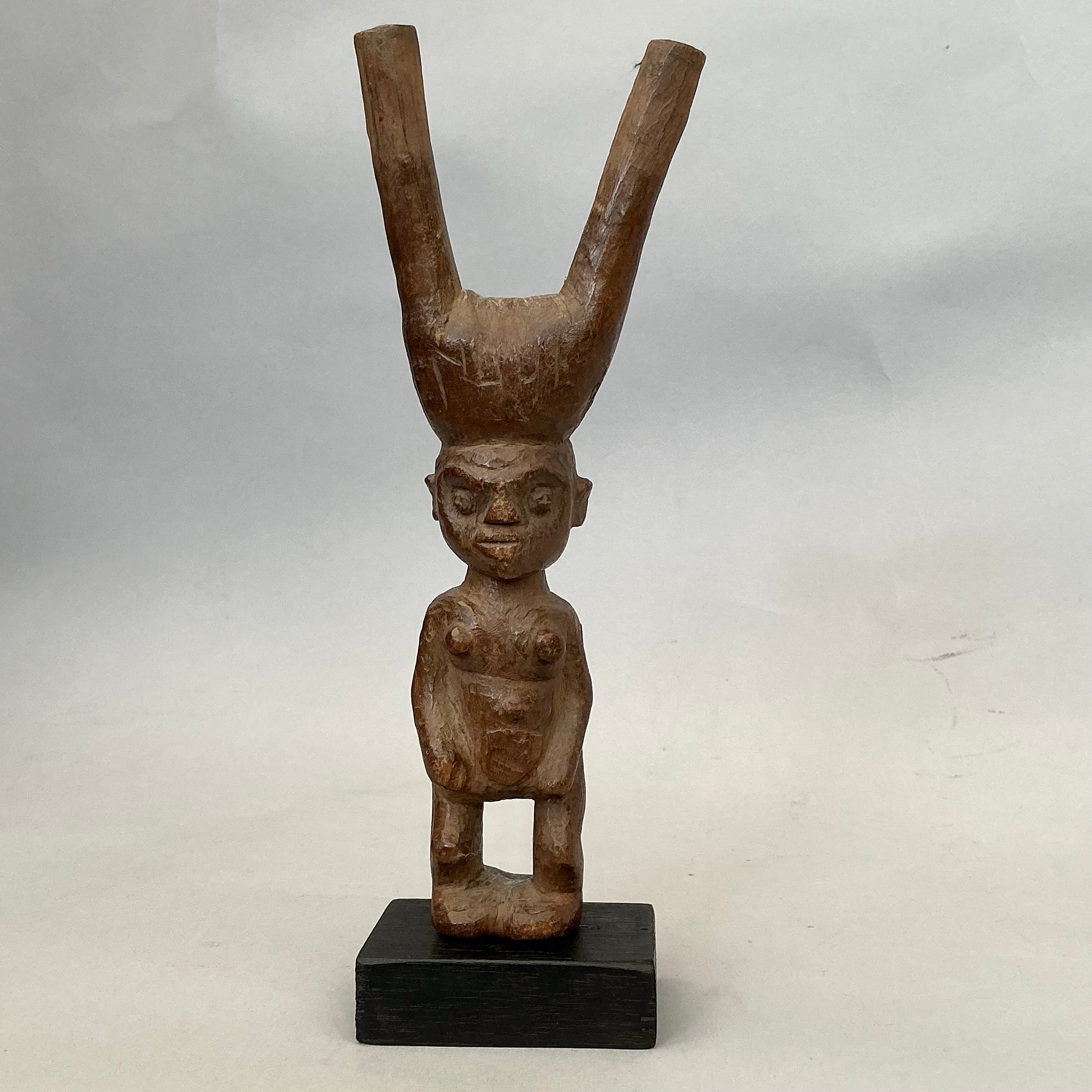 A LIKEABLE LOBI FIGURATIVE CATAPULT FROM THE IVORY COAST, W.AFRICA ( No 4705 )