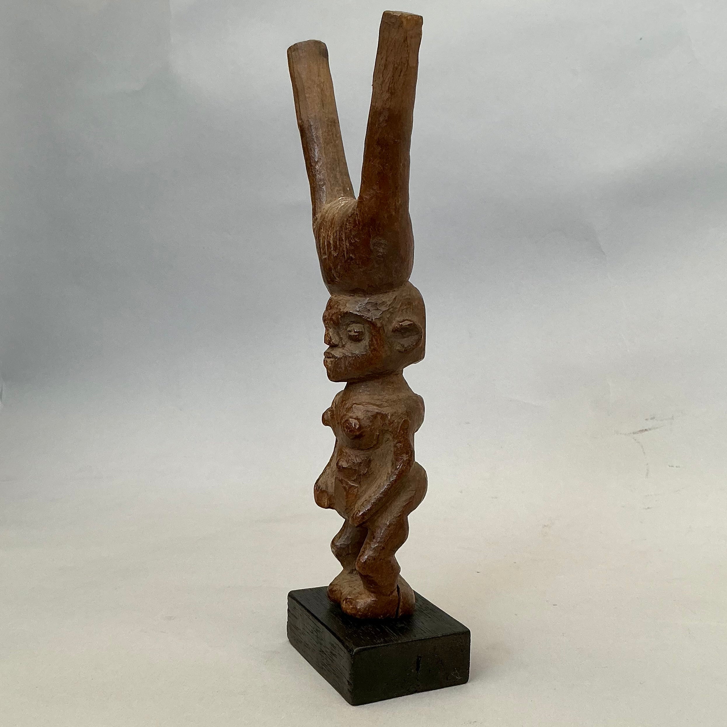 A LIKEABLE LOBI FIGURATIVE CATAPULT FROM THE IVORY COAST, W.AFRICA ( No 4705 )