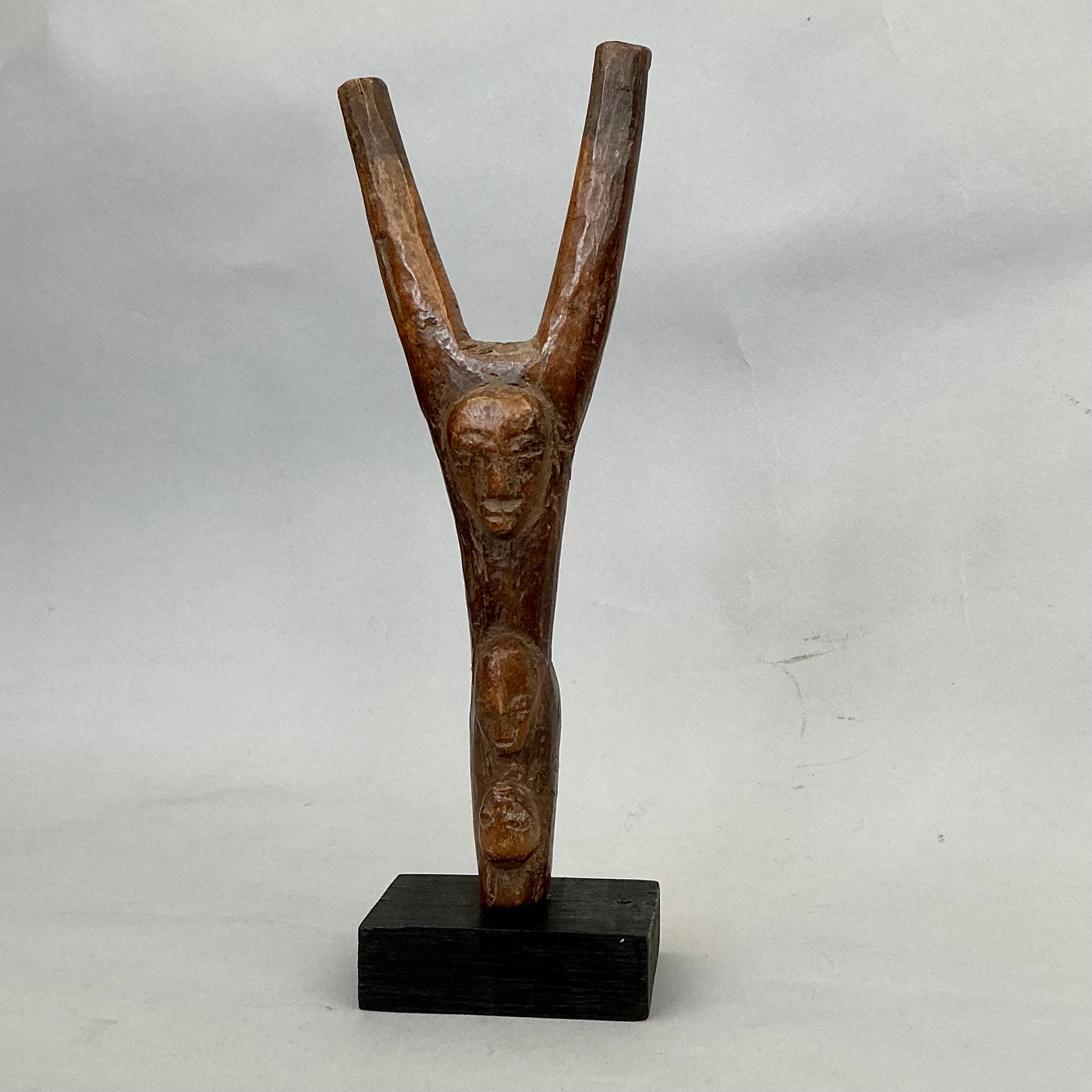 A WELL PATINATED BAULE TRIBE CATAPULT , IVORY COAST (  No 4714 )