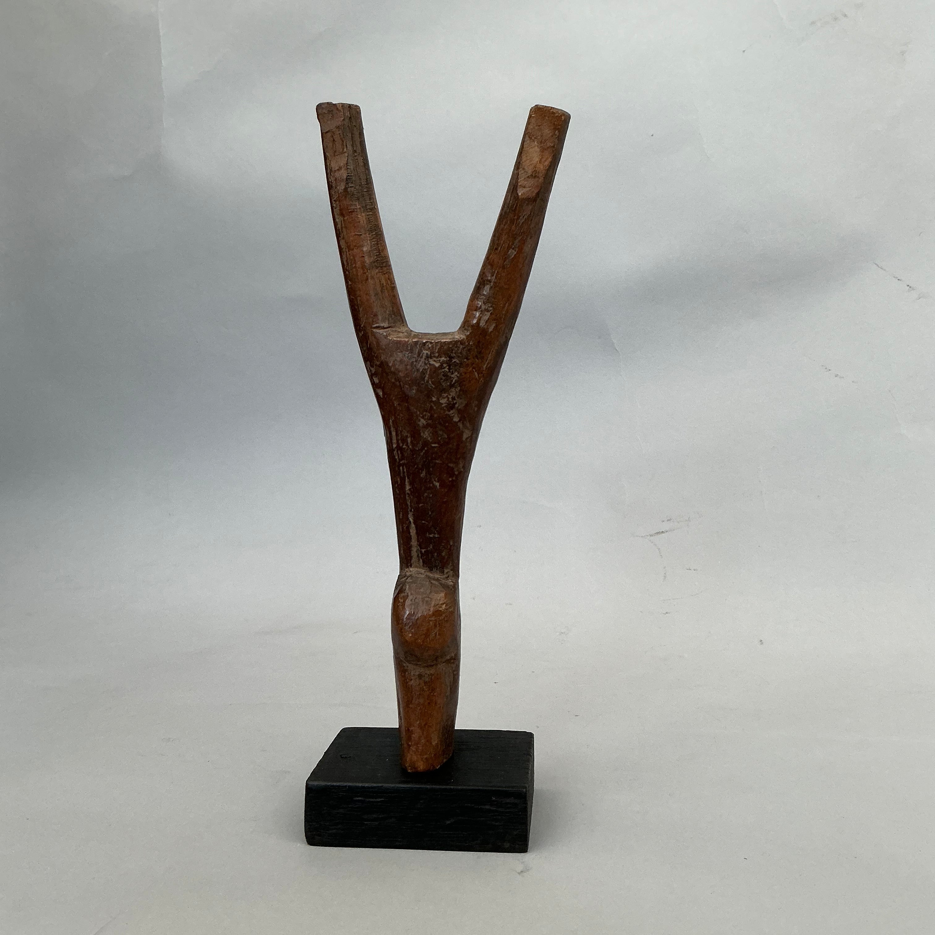 A WELL PATINATED BAULE TRIBE CATAPULT , IVORY COAST (  No 4714 )