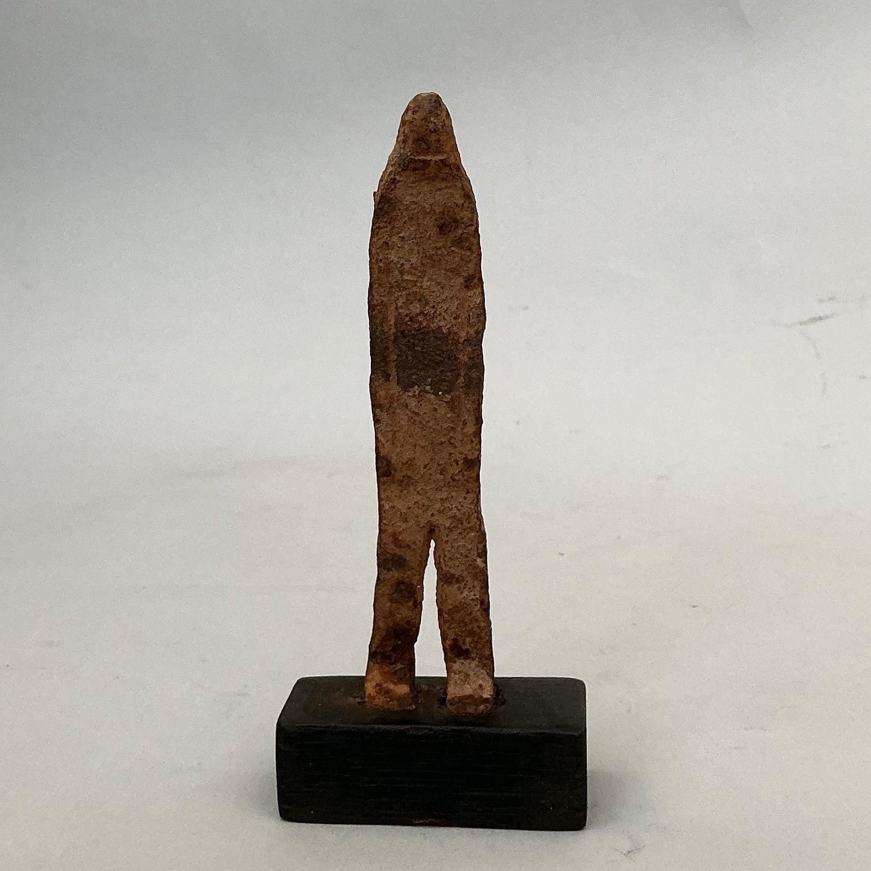 A SIMPLE FORM IRON FIGURE , FROM LOBI TRIBE BURKINA FASO ( No 4716 )
