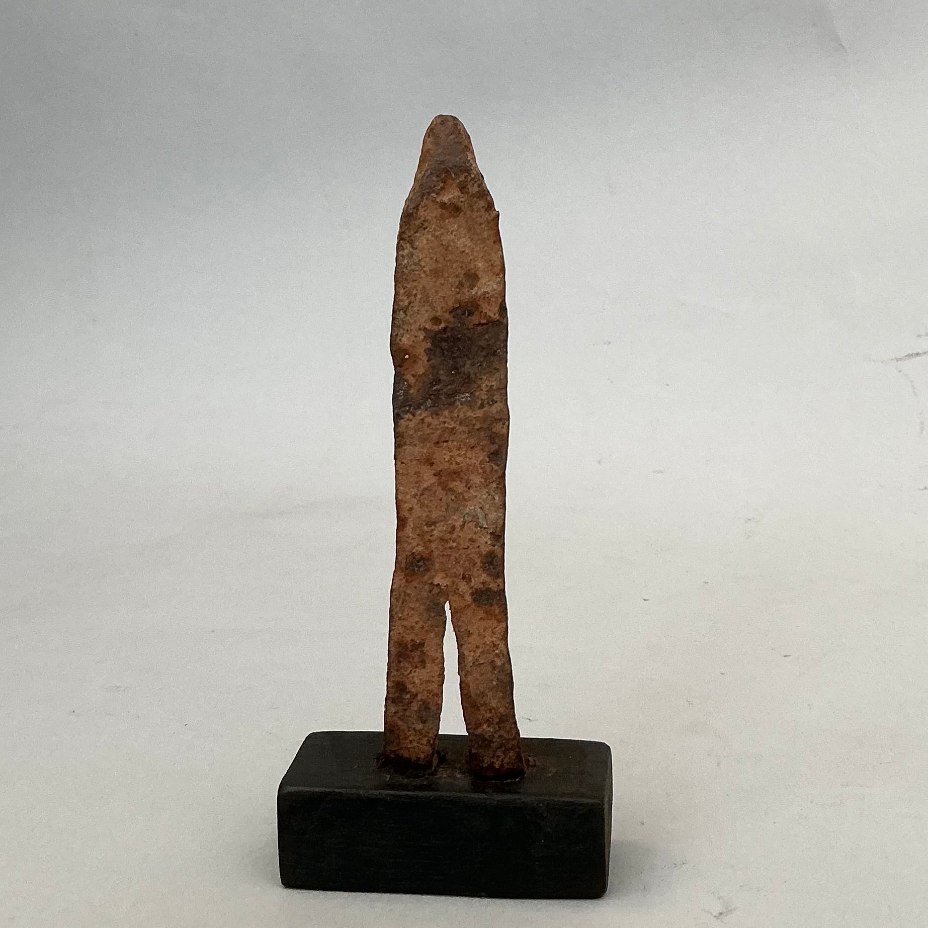 A SIMPLE FORM IRON FIGURE , FROM LOBI TRIBE BURKINA FASO ( No 4716 )