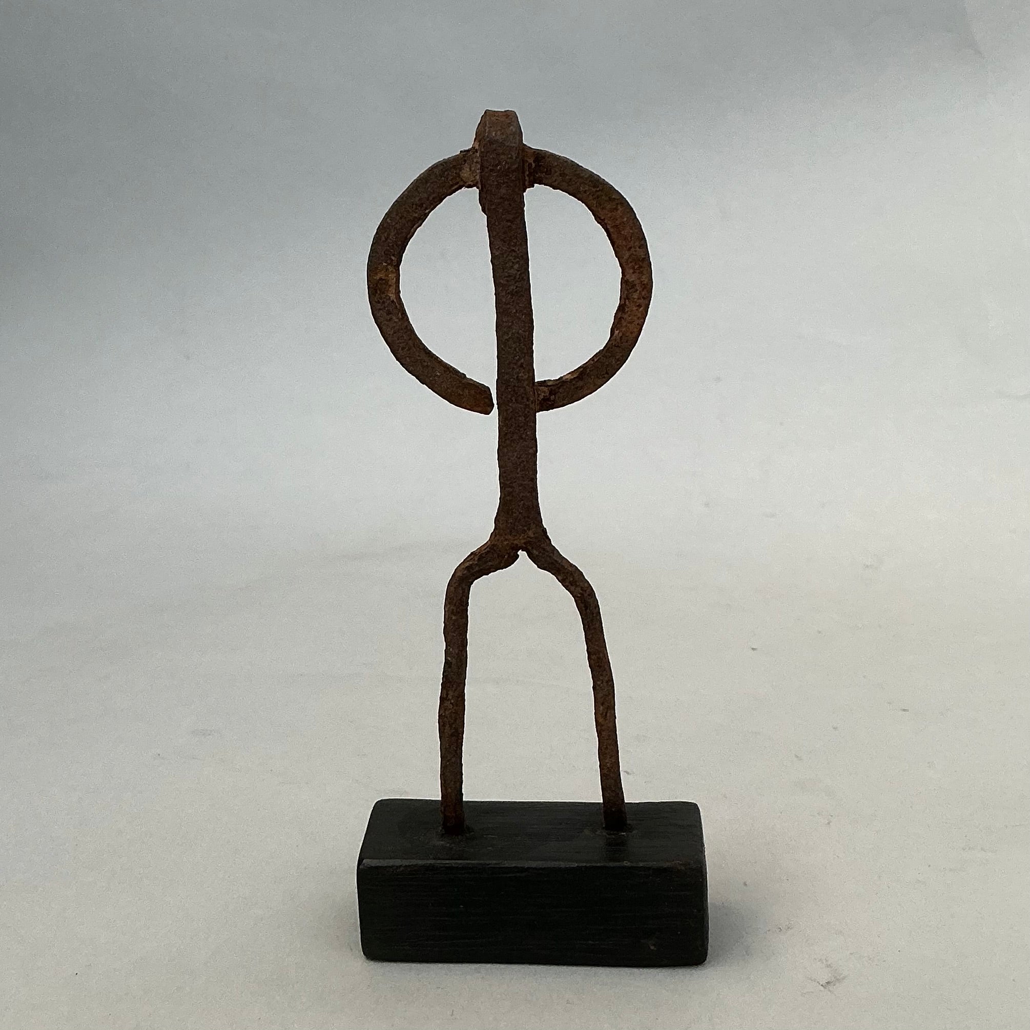 A SHAPELY IRON FIGURE , FROM LOBI TRIBE BURKINA FASO ( No 4717 )