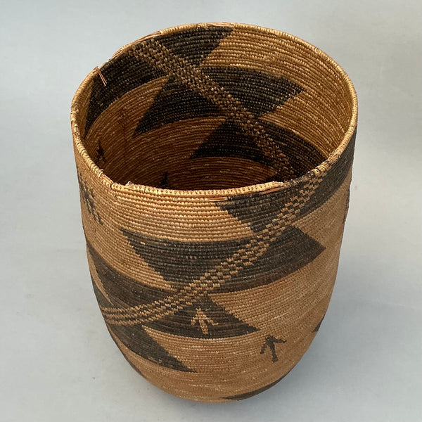 A FINE, RARE + FABULOUS FIBRE BASKET WITH LID FROM TUTSI TRIBE RWANDA ( No 4735 )