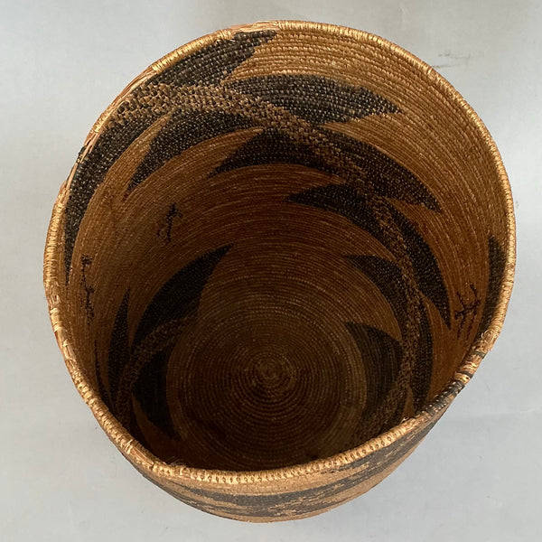 A FINE, RARE + FABULOUS FIBRE BASKET WITH LID FROM TUTSI TRIBE RWANDA ( No 4735 )