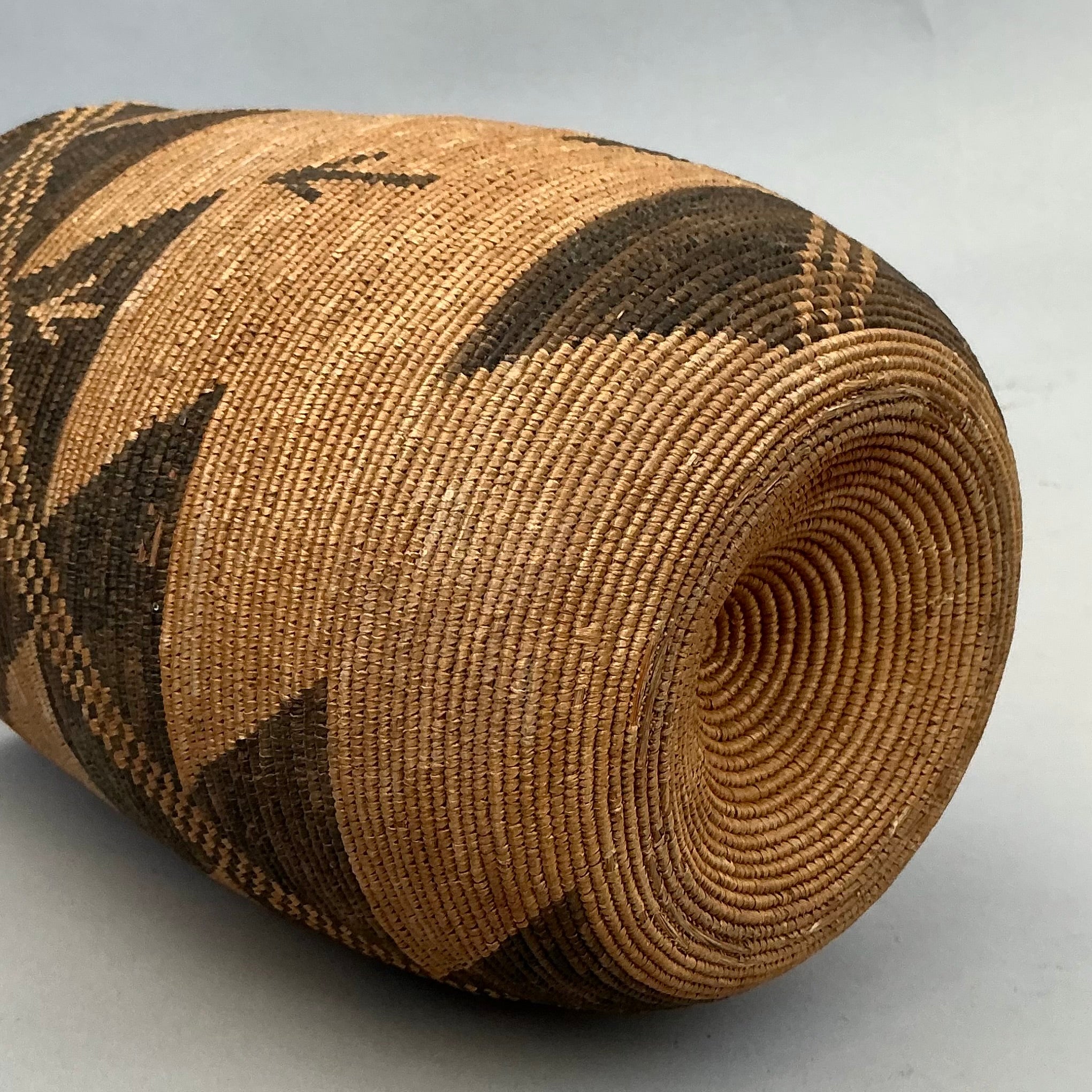 A FINE, RARE + FABULOUS FIBRE BASKET WITH LID FROM TUTSI TRIBE RWANDA ( No 4735 )