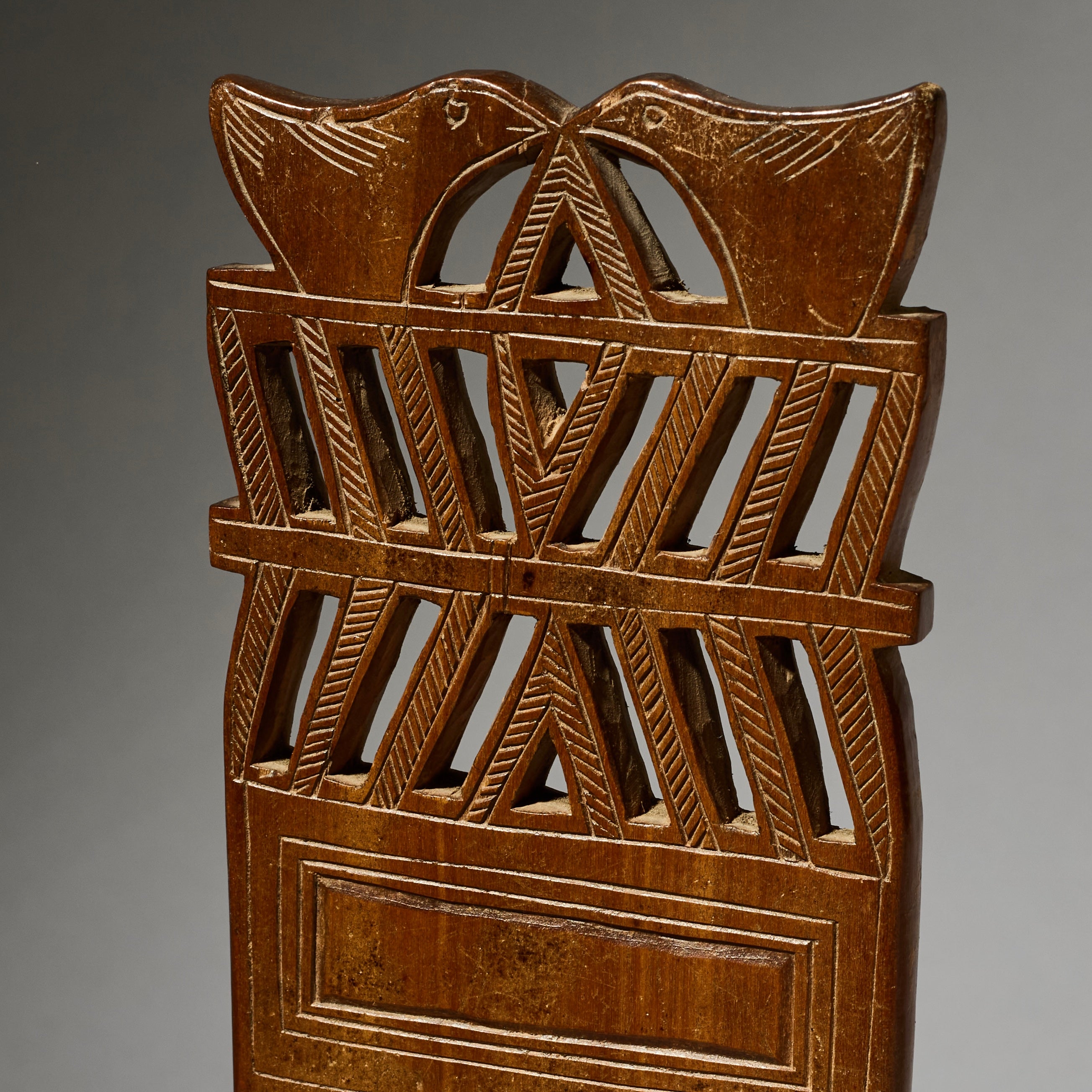 A DETAILED LARGE GEOMETRIC HAIR COMB, BAULE TRIBE IVORY COAST W. AFRICA (No 4938)