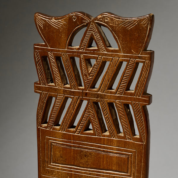 A DETAILED LARGE GEOMETRIC HAIR COMB, BAULE TRIBE IVORY COAST W. AFRICA (No 4938)