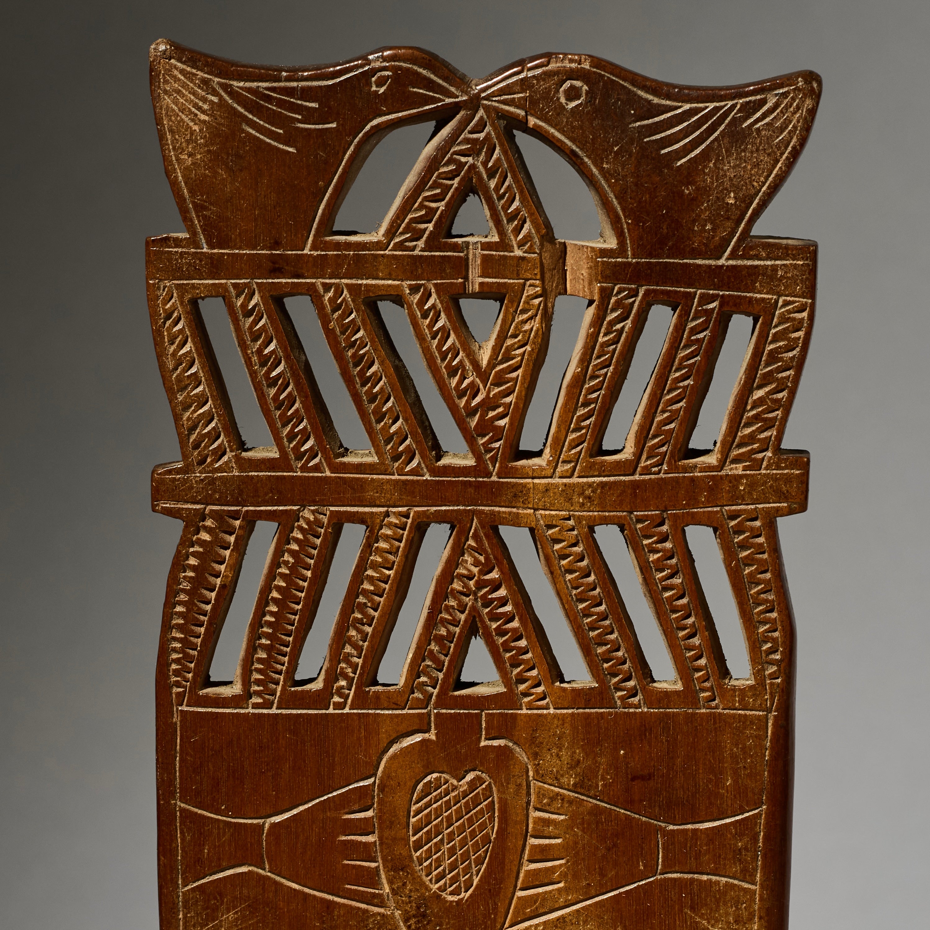 A DETAILED LARGE GEOMETRIC HAIR COMB, BAULE TRIBE IVORY COAST W. AFRICA (No 4938)