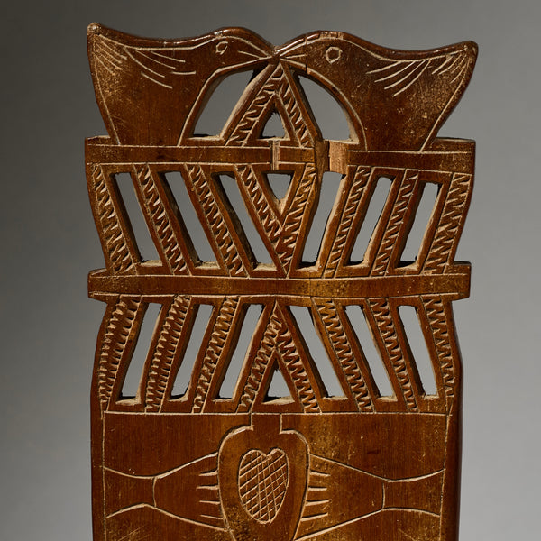A DETAILED LARGE GEOMETRIC HAIR COMB, BAULE TRIBE IVORY COAST W. AFRICA (No 4938)