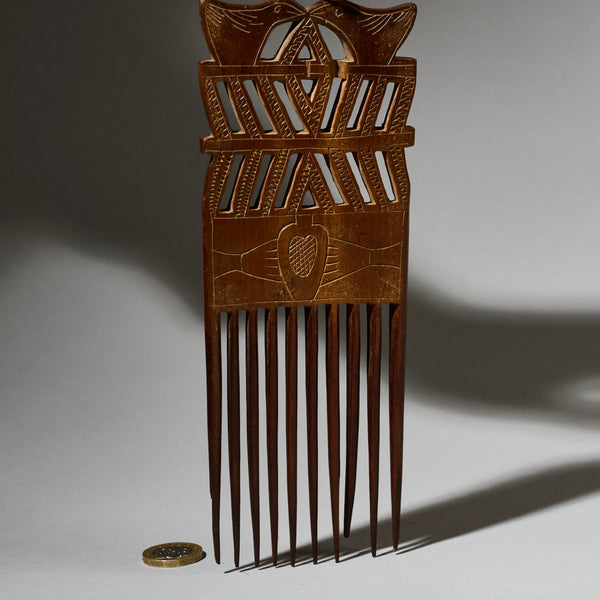 A DETAILED LARGE GEOMETRIC HAIR COMB, BAULE TRIBE IVORY COAST W. AFRICA (No 4938)