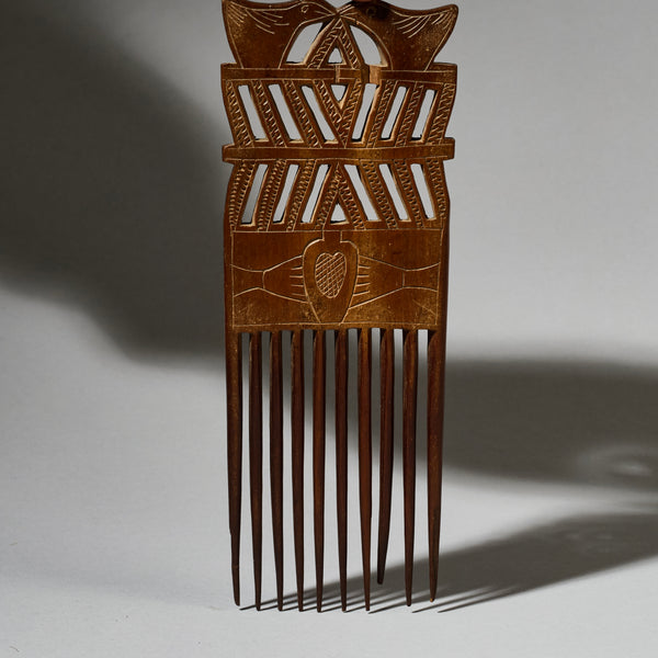 A DETAILED LARGE GEOMETRIC HAIR COMB, BAULE TRIBE IVORY COAST W. AFRICA (No 4938)