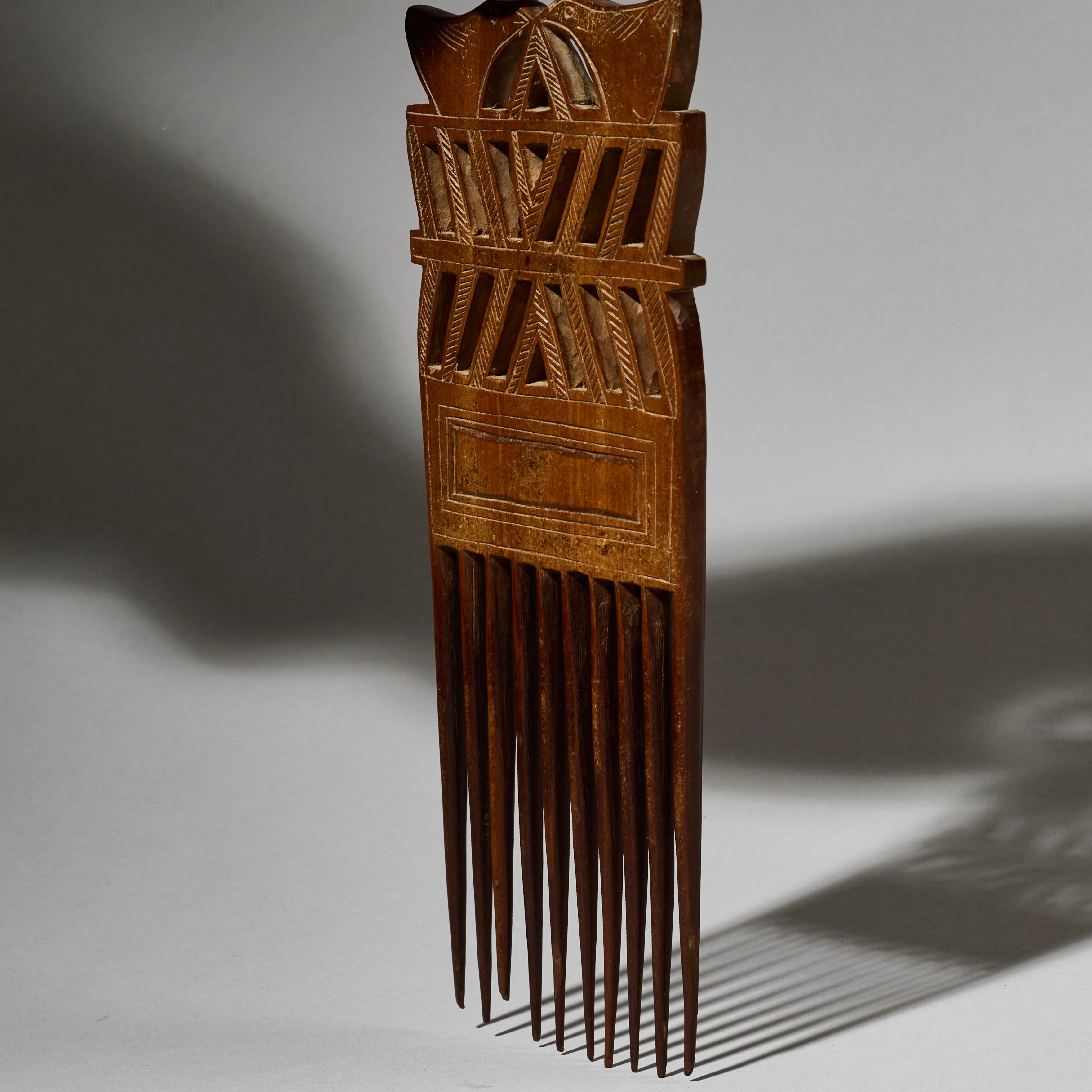A DETAILED LARGE GEOMETRIC HAIR COMB, BAULE TRIBE IVORY COAST W. AFRICA (No 4938)