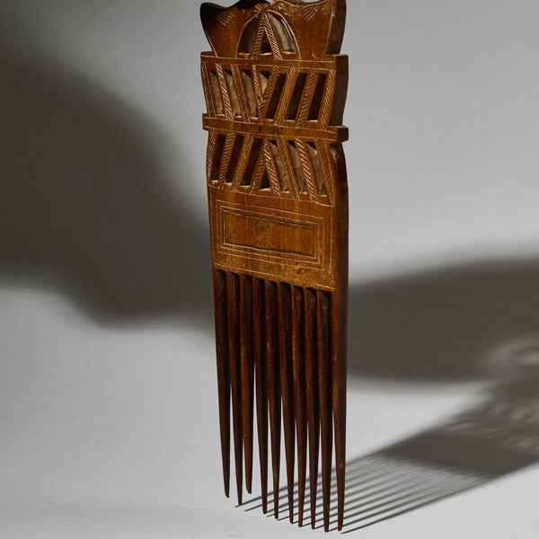A DETAILED LARGE GEOMETRIC HAIR COMB, BAULE TRIBE IVORY COAST W. AFRICA (No 4938)