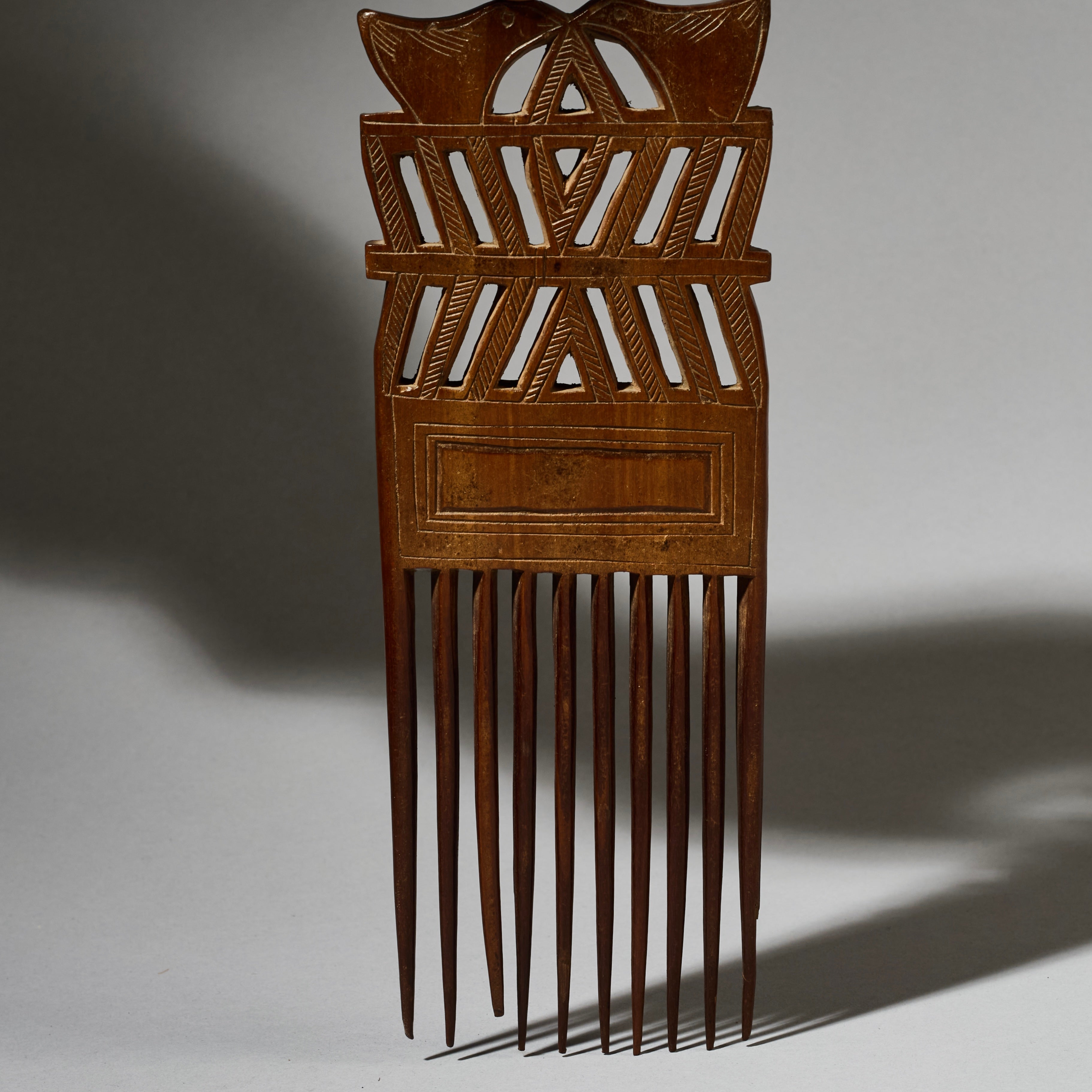 A DETAILED LARGE GEOMETRIC HAIR COMB, BAULE TRIBE IVORY COAST W. AFRICA (No 4938)