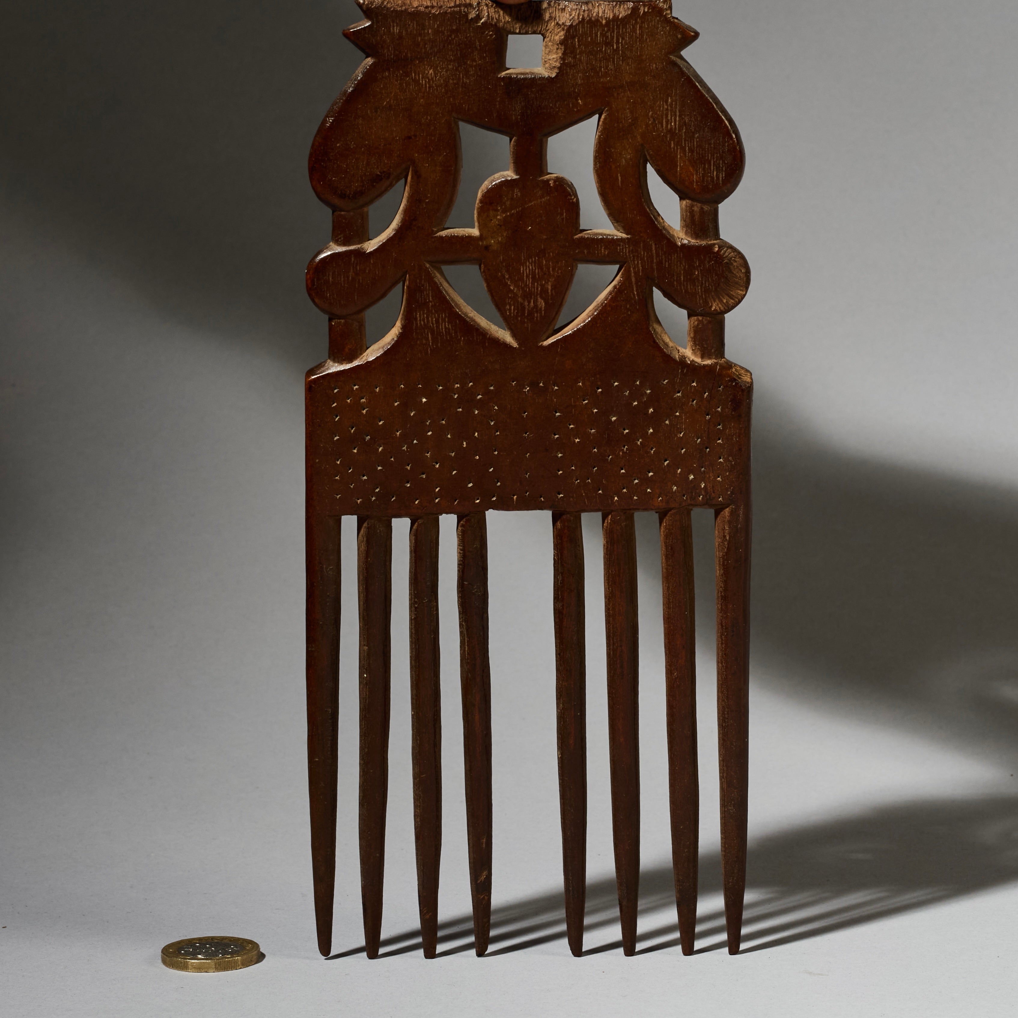 A FINE GEOMETRIC HAIR COMB, BAULE TRIBE IVORY COAST W. AFRICA (No 4940)