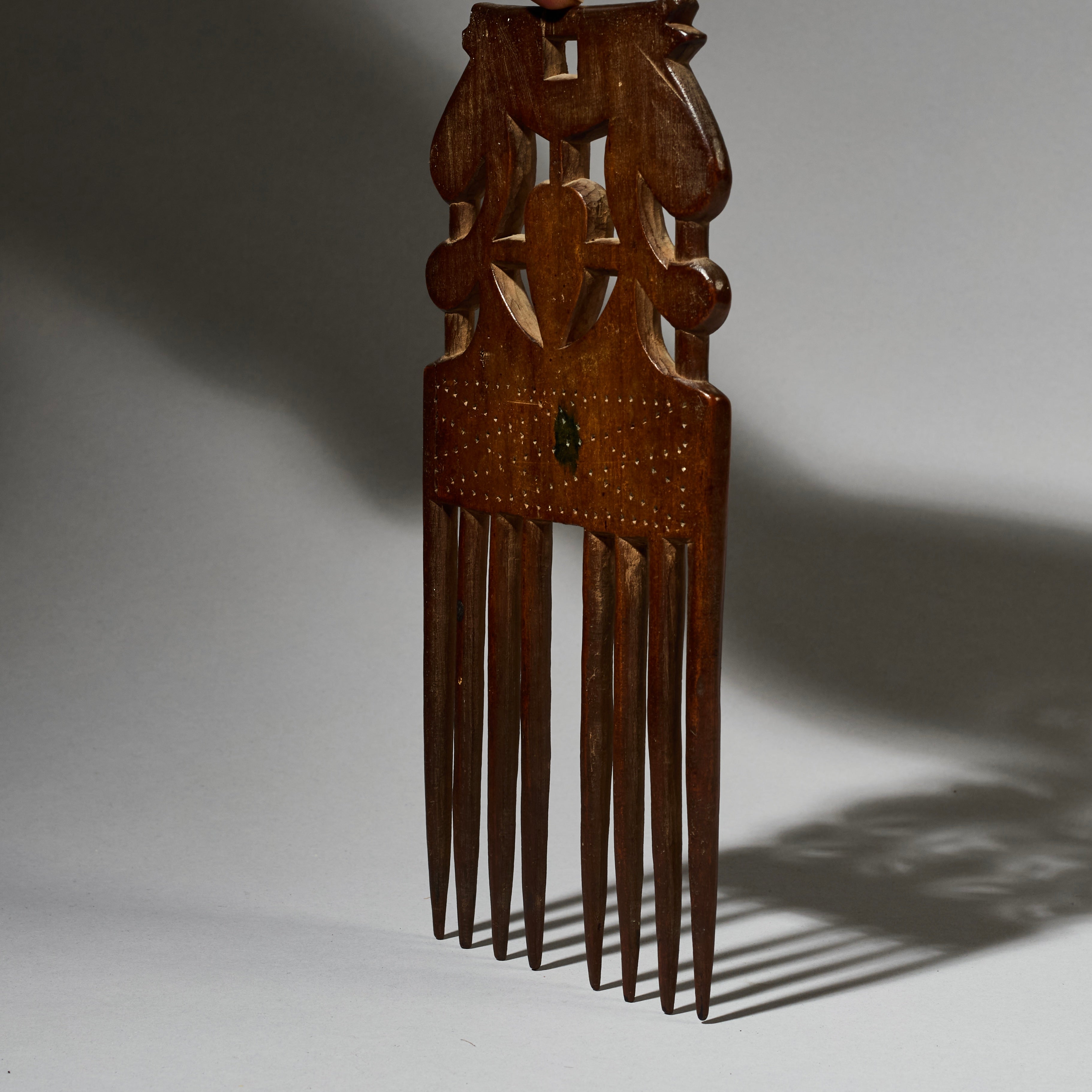 A FINE GEOMETRIC HAIR COMB, BAULE TRIBE IVORY COAST W. AFRICA (No 4940)