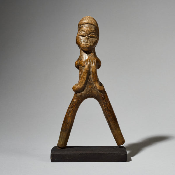 A QUIRKY FIGURATIVE CATAPULT FROM THE LOBI YRIBE BURKINA FASO, W.AFRICA ( No 4934)