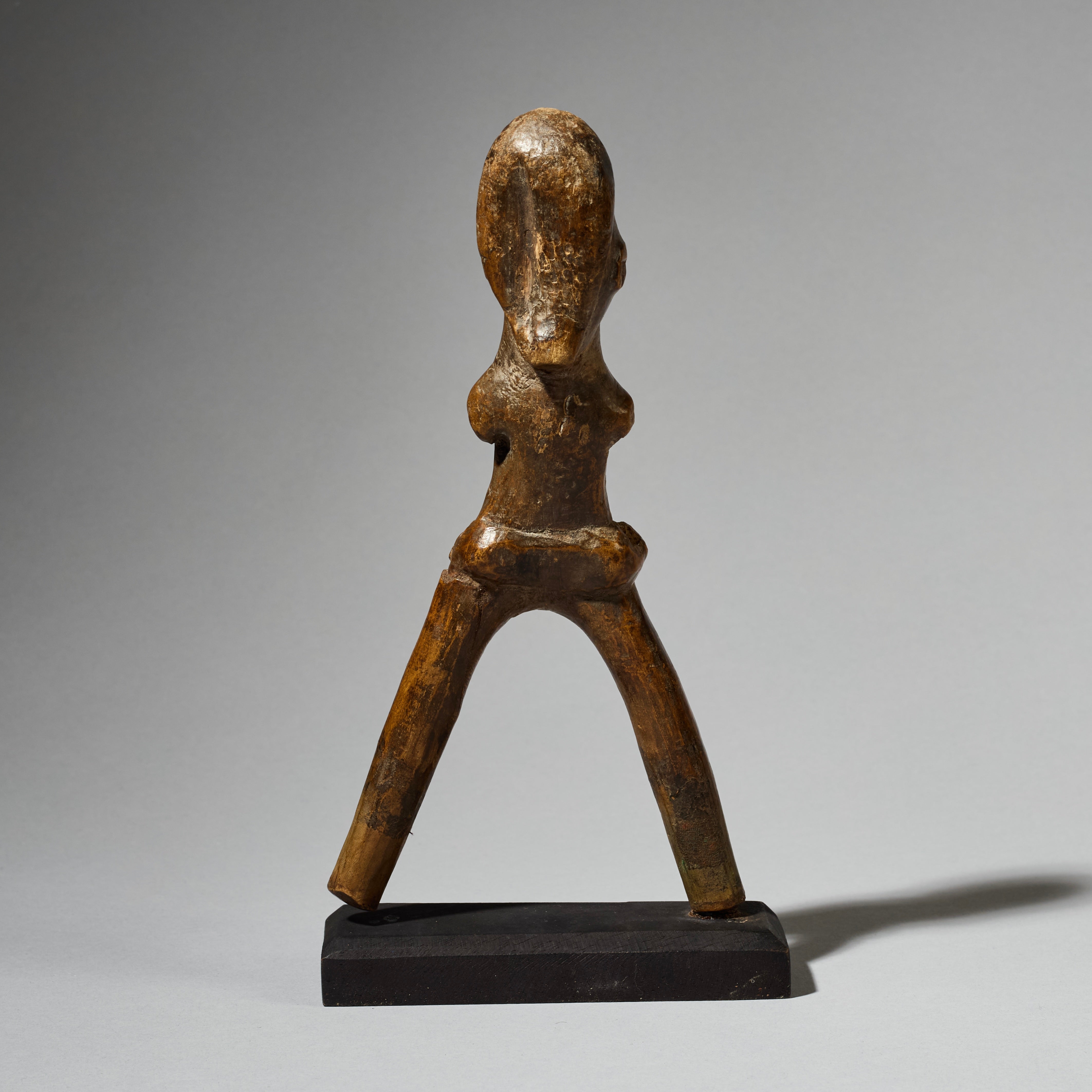 A QUIRKY FIGURATIVE CATAPULT FROM THE LOBI YRIBE BURKINA FASO, W.AFRICA ( No 4934)