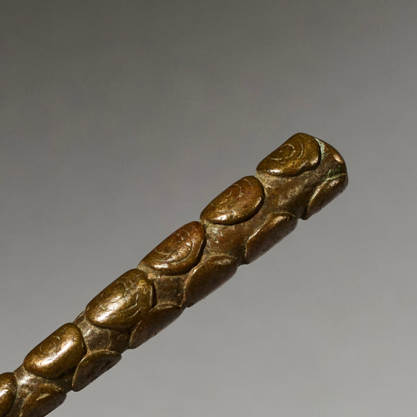A SMOOTH LONG  18THC/19THC AXE AKAN GOLD MEASURING WEIGHT (No 4750 )