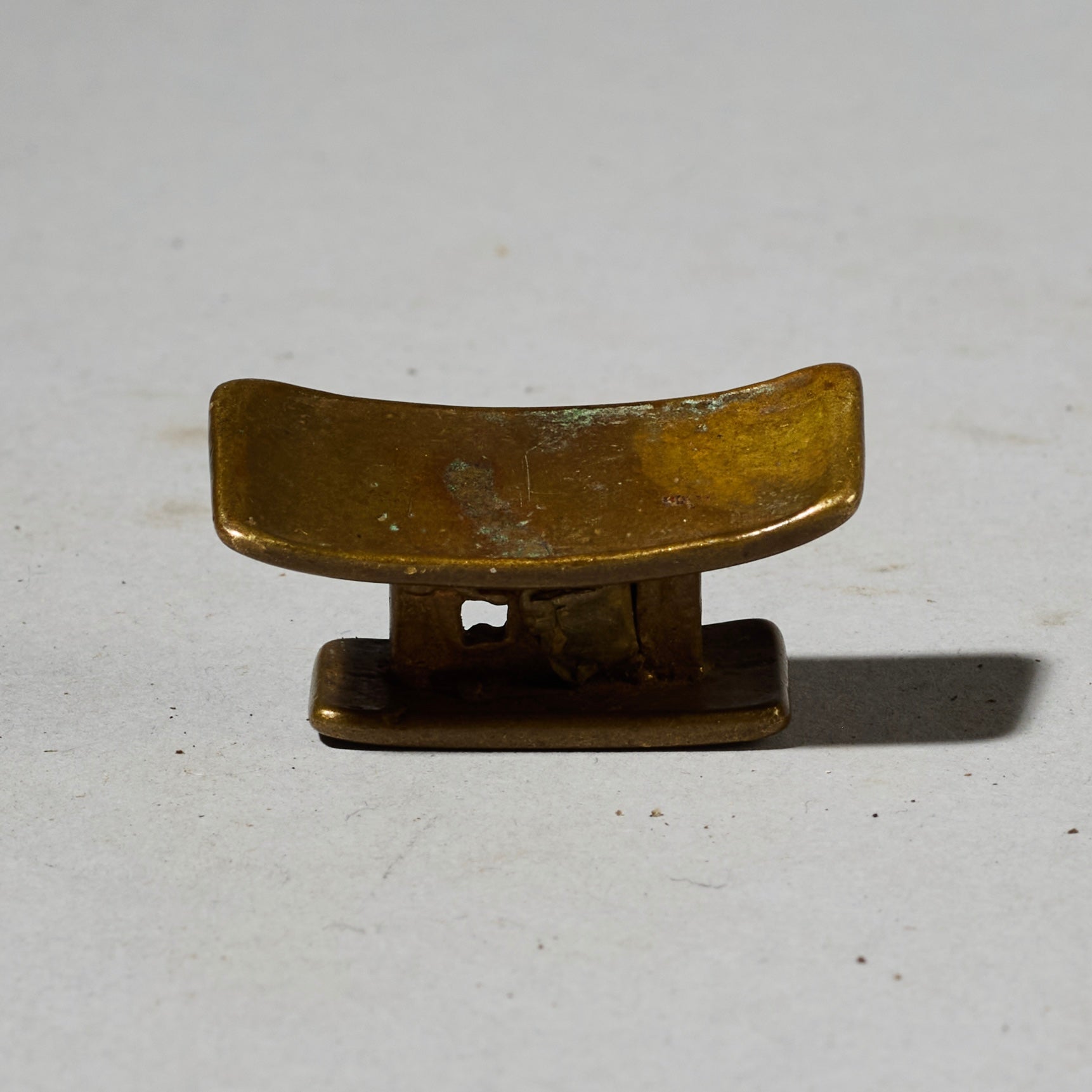 AN UNUSUAL CHAIR  19THC AKAN GOLD MEASURING WEIGHT ( No 4937)