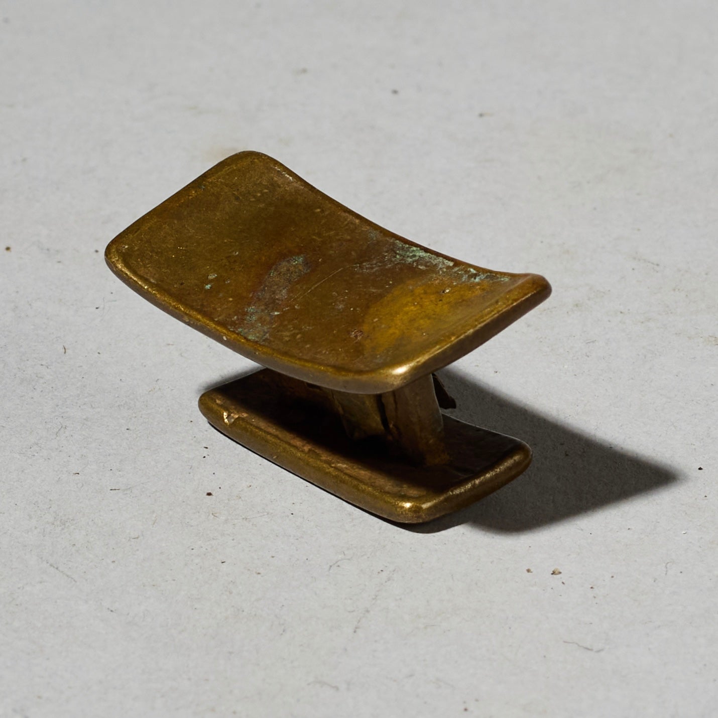 AN UNUSUAL CHAIR  19THC AKAN GOLD MEASURING WEIGHT ( No 4937)