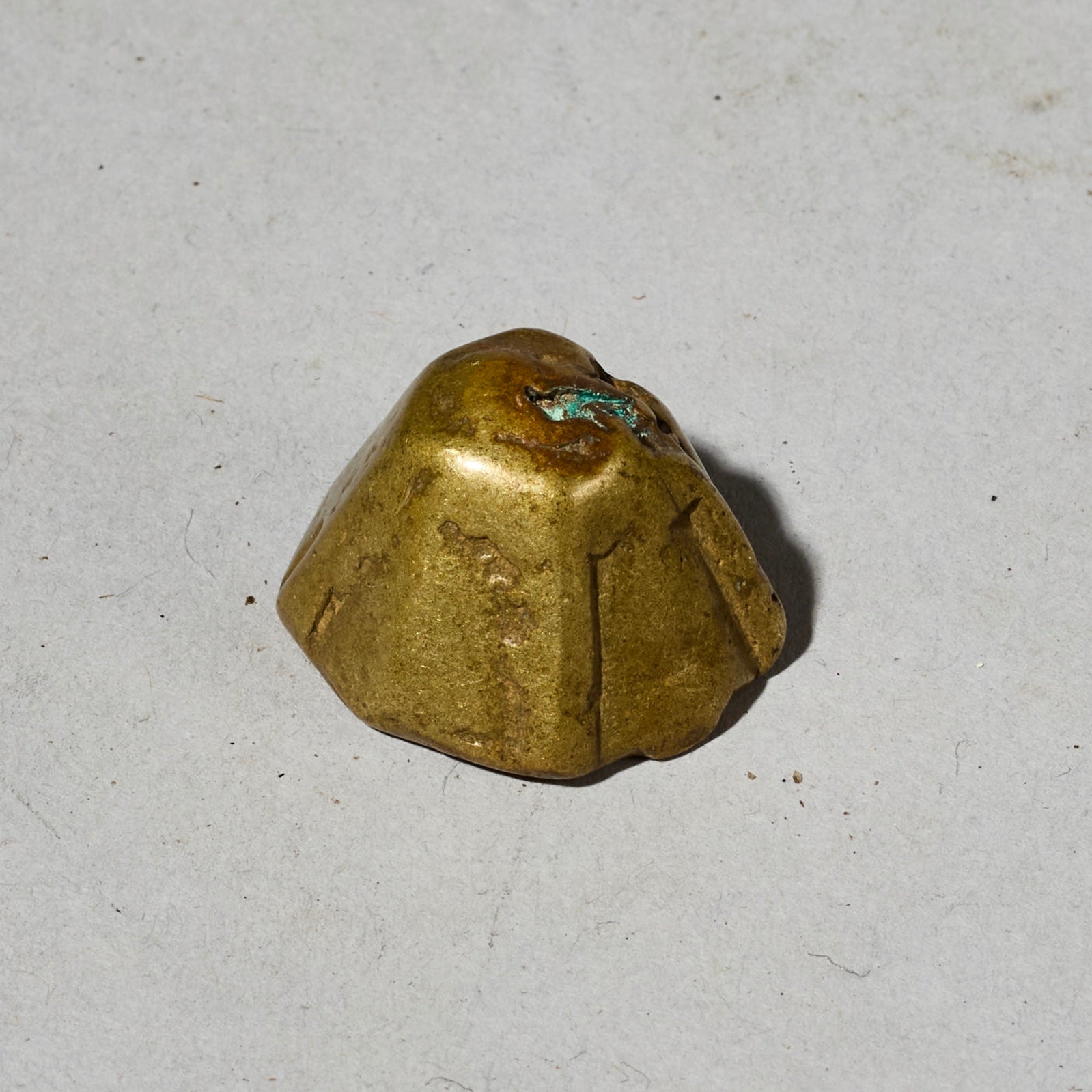 A NICE  18THC/19THC AXE AKAN GOLD MEASURING WEIGHT (No 4749)