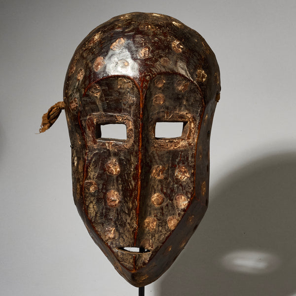 A CHARACTERFUL MASK FROM LEGA TRIBE, CONGO ( No 4918 )