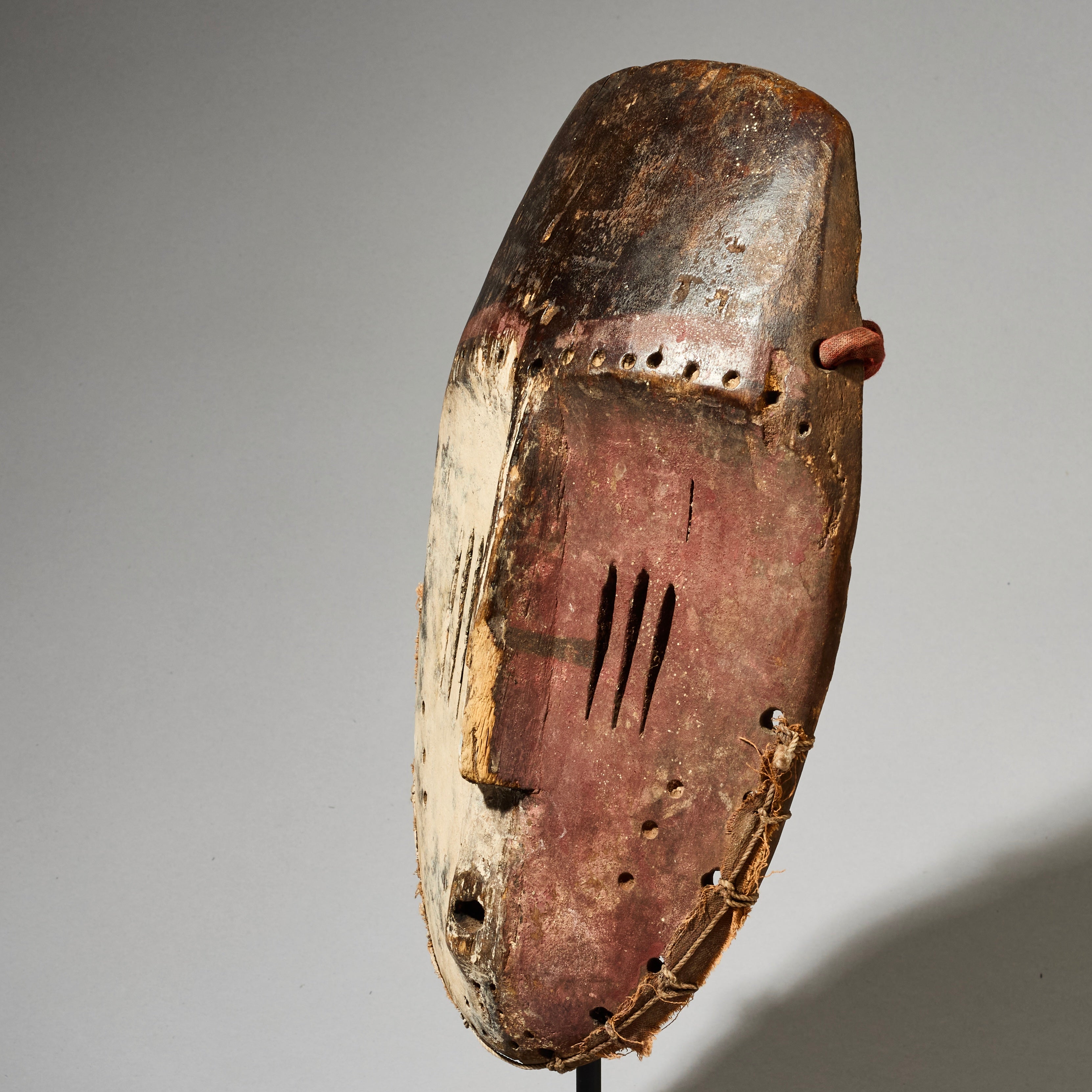 A STRIKING LEGA TRIBE MASK FROM CONGO ( No 4950)