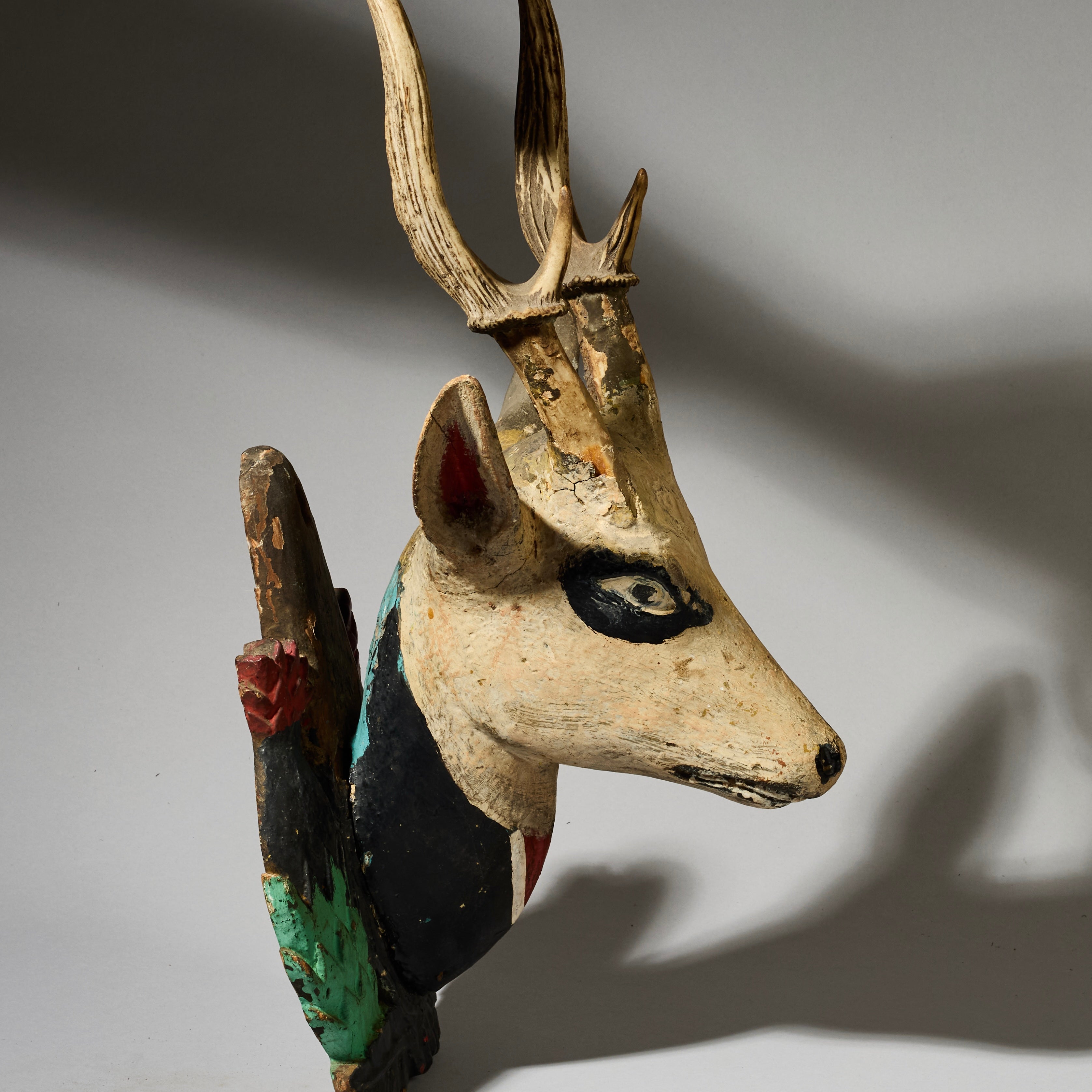 A FOLKISH HINDU DEER SCULPTURE FROM INDONESIA  ( No 4946)